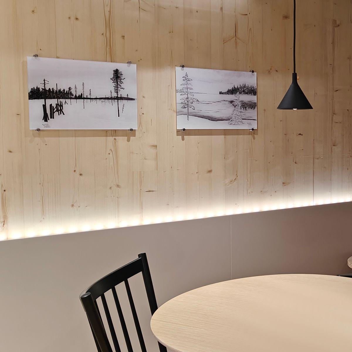 Maatwerk kunstwerken voor The Northern Lights Ranch, een hotel in Fins Lapland. 2 kunswerken aan de muur in een hotelkamer.