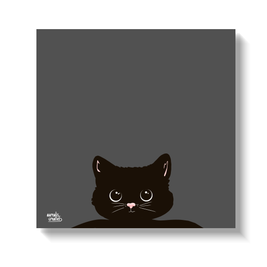 Een zwarte kat die met grote, nieuwsgierige ogen over een rand gluurt.