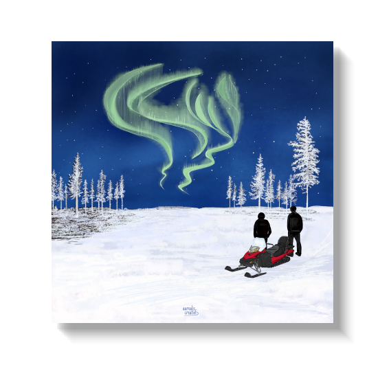 Een stel staat naast een rode sneeuwscooter terwijl het noorderlicht boven hun hoofden wervelt.
