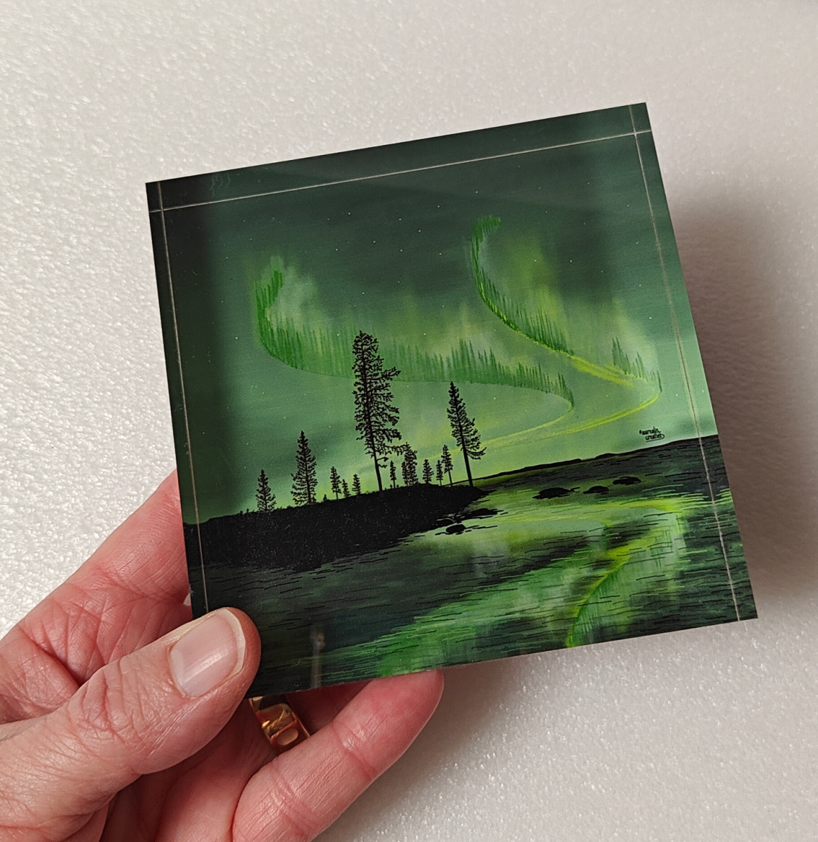 Met een kunstblokje in mijn hand; de titel van dit werk is ‘Green Reflection’ uit de kunstcollectie ‘Lapland 8 Seasons’ van Aurealis Creatief