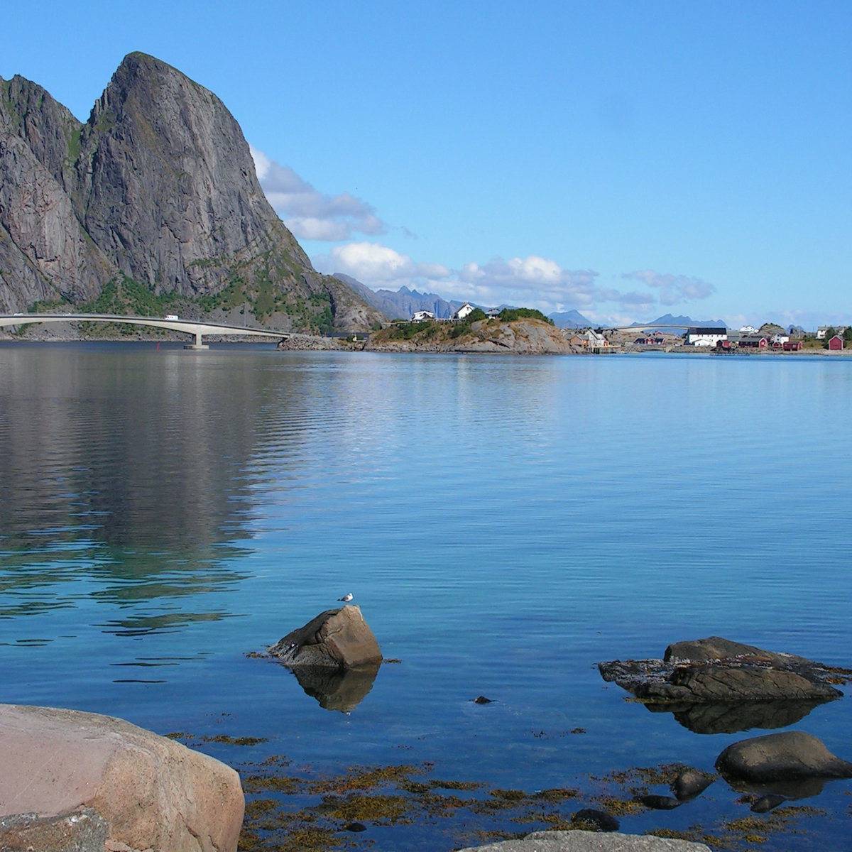 Fjordlandschap in Noord-Noorwegen met kajakwateren, gefotografeerd door Els Bancken