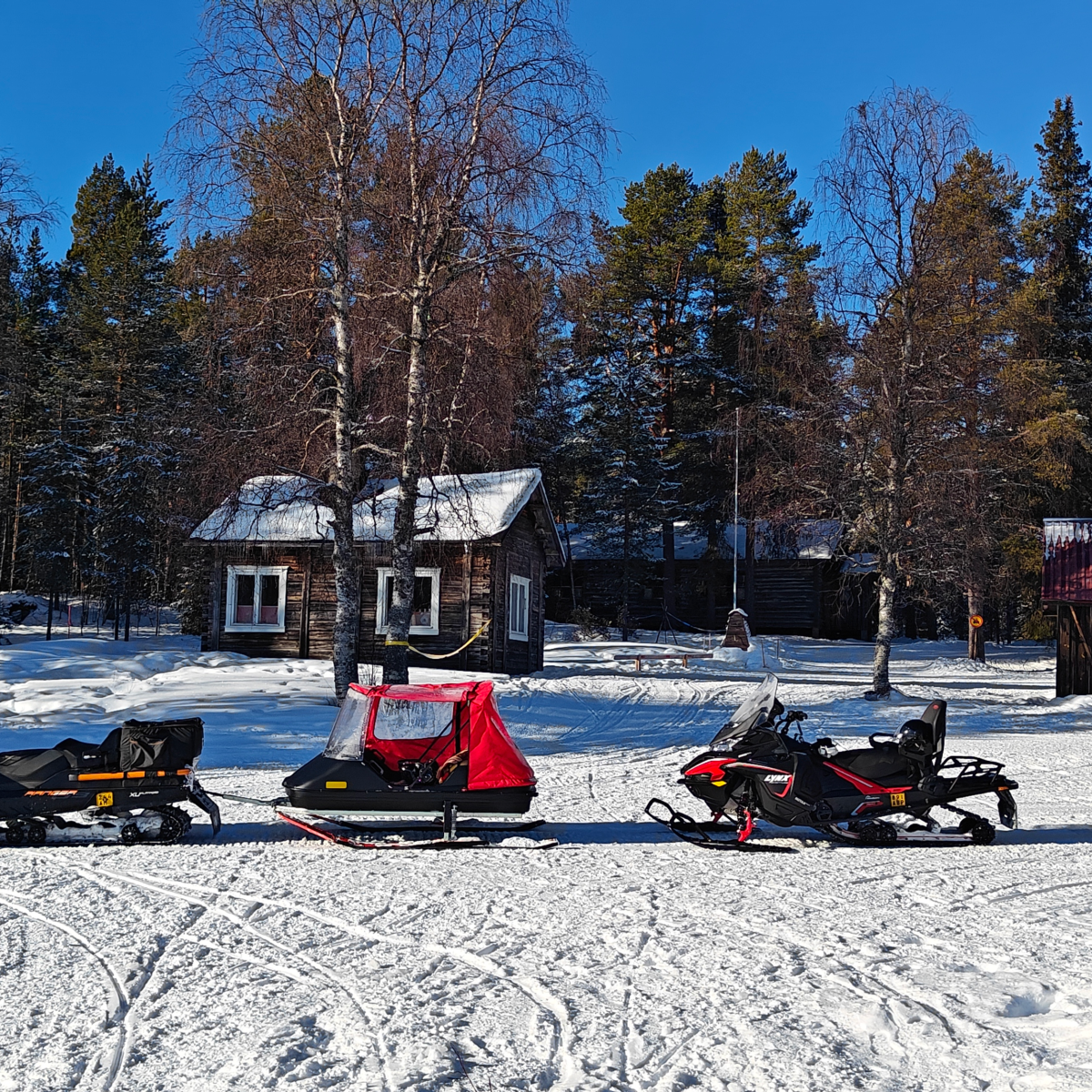 Sneeuwscootertocht door de wildernis van Fins Lapland, gefotografeerd door Els Bancken