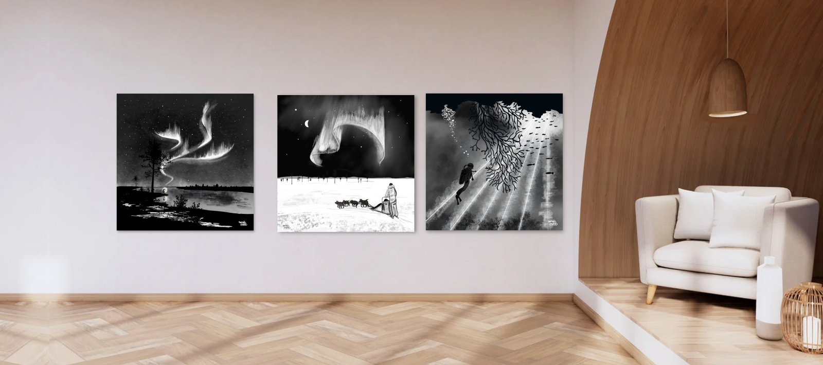 Drie zwart-witte kunstwerken aan een woonkamermuur: noorderlicht, huskysleden en een duiker.