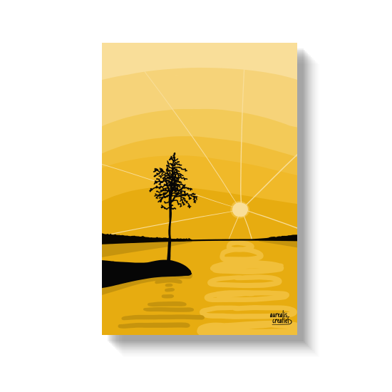 Een gouden zon die ondergaat achter een enkele den op een eilandje in het meer.