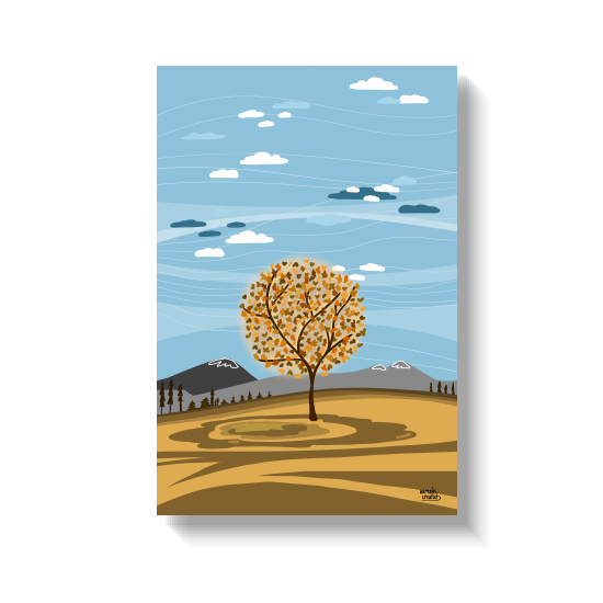 Een gouden herfstboom die eenzaam staat in bruine velden onder voorbijtrekkende wolken.