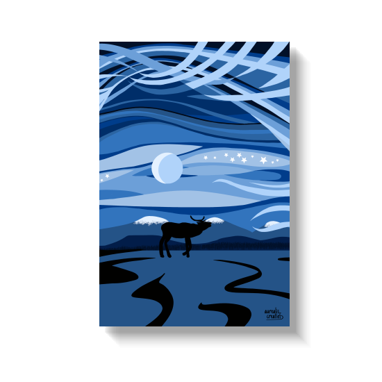 Een eland die in ondiep water staat onder een blauwe berghemel bij maanlicht.
