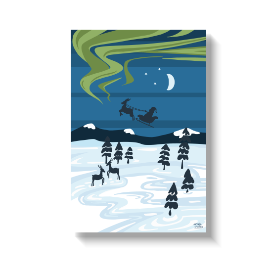 De slee van de Kerstman die een groene aurora doorkruist boven besneeuwde dennen en rendieren.