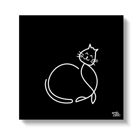 Kat die rechtop zit met zijn staart om zich heen gekruld, wit op zwart.