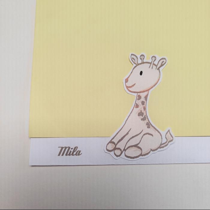 Pastelgeel geboortekaartje met een lief girafje en de naam Mila