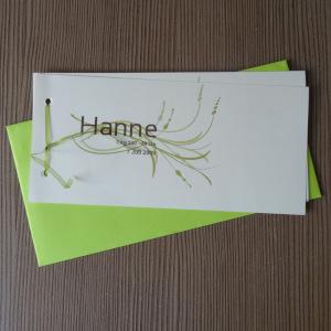 Wit geboortekaartje voor Hanne met fijne groene lijntekening en limoengroene enveloppe