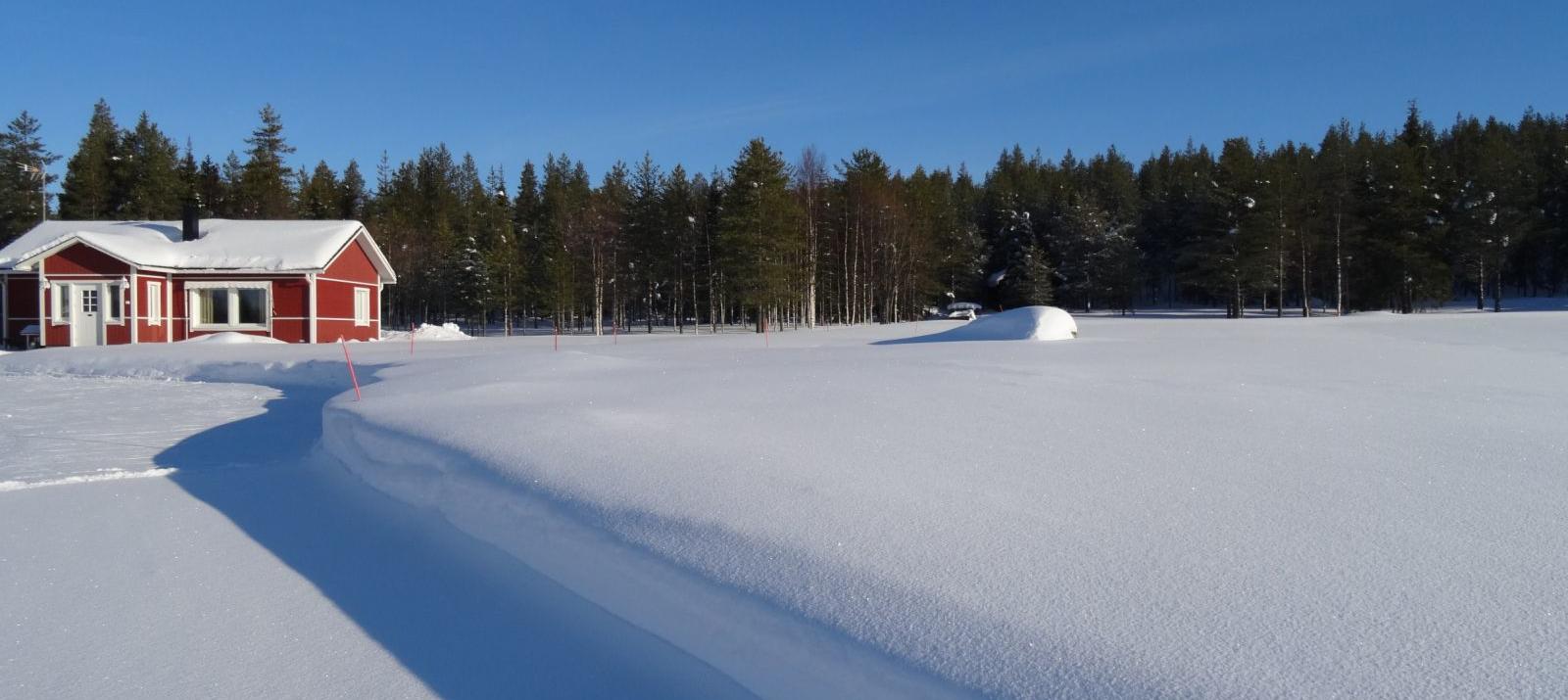 Een diepblauwe lucht, een meter sneeuw, en één lange schaduw die eroverheen valt: zacht waar de zon schijnt, hard waar dat niet het geval is.