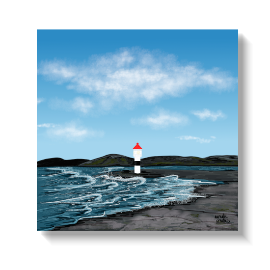 Een kleine rood-witte vuurtoren op een rotsachtige kust naast woelig water.