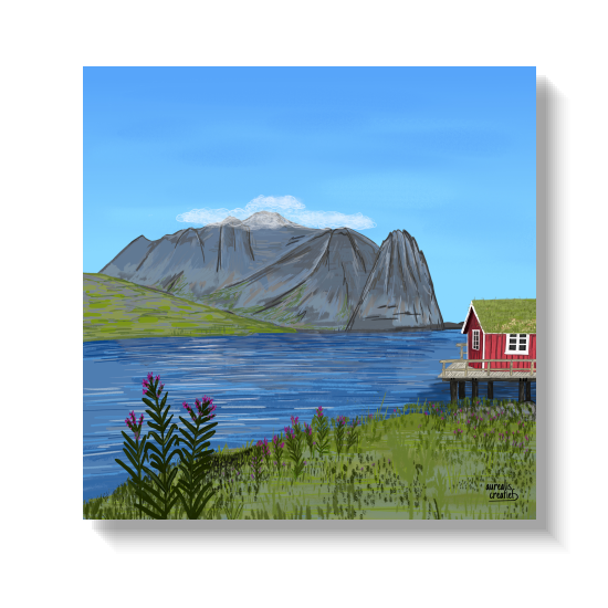 Een rood huisje aan de groene oever van een fjord, onder een steile grijze berg.