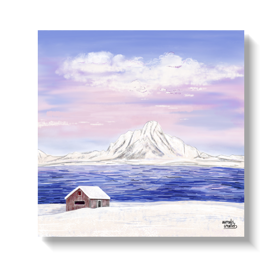 Een met sneeuw bedekte bergtop aan de overkant van donker water, met een rood huisje aan de oever.