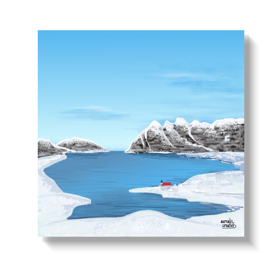 Een blauwe baai tussen met sneeuw bedekte bergtoppen, met een klein rood huisje.