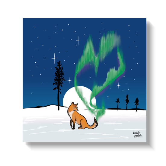 Een rode vos die groene noorderlichten achter zich aan trekt over een maanverlicht sneeuwveld.