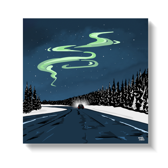 Autokoplampen op een nachtelijke weg onder een golvend groen noorderlicht.