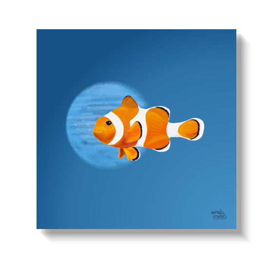 Een oranje clownvis die tegen een zachtblauwe lichtschijf in drijft.