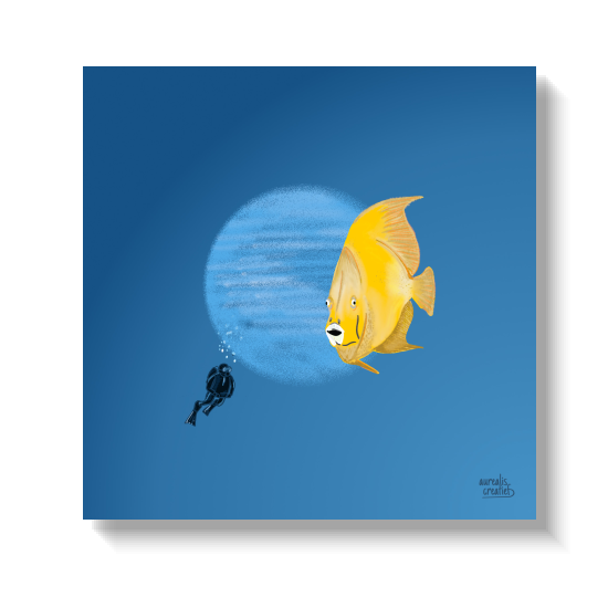 Felgele vis die naast een kleine duiker in open blauw water zweeft.