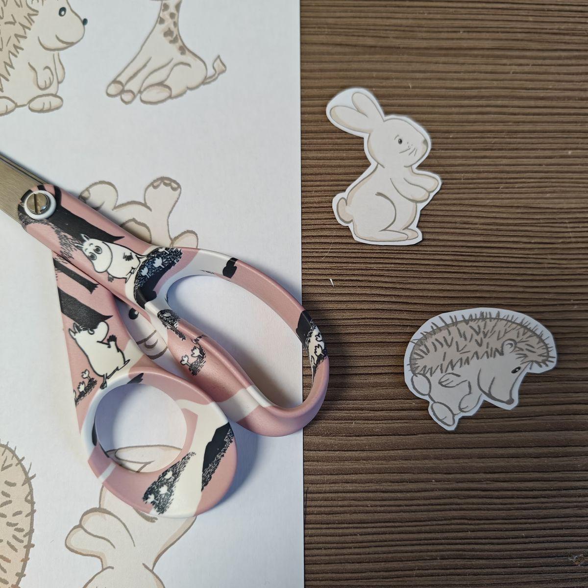 Handgeknipte diertjes zoals een konijntje en beertje, klaar voor kaartjes op maat
