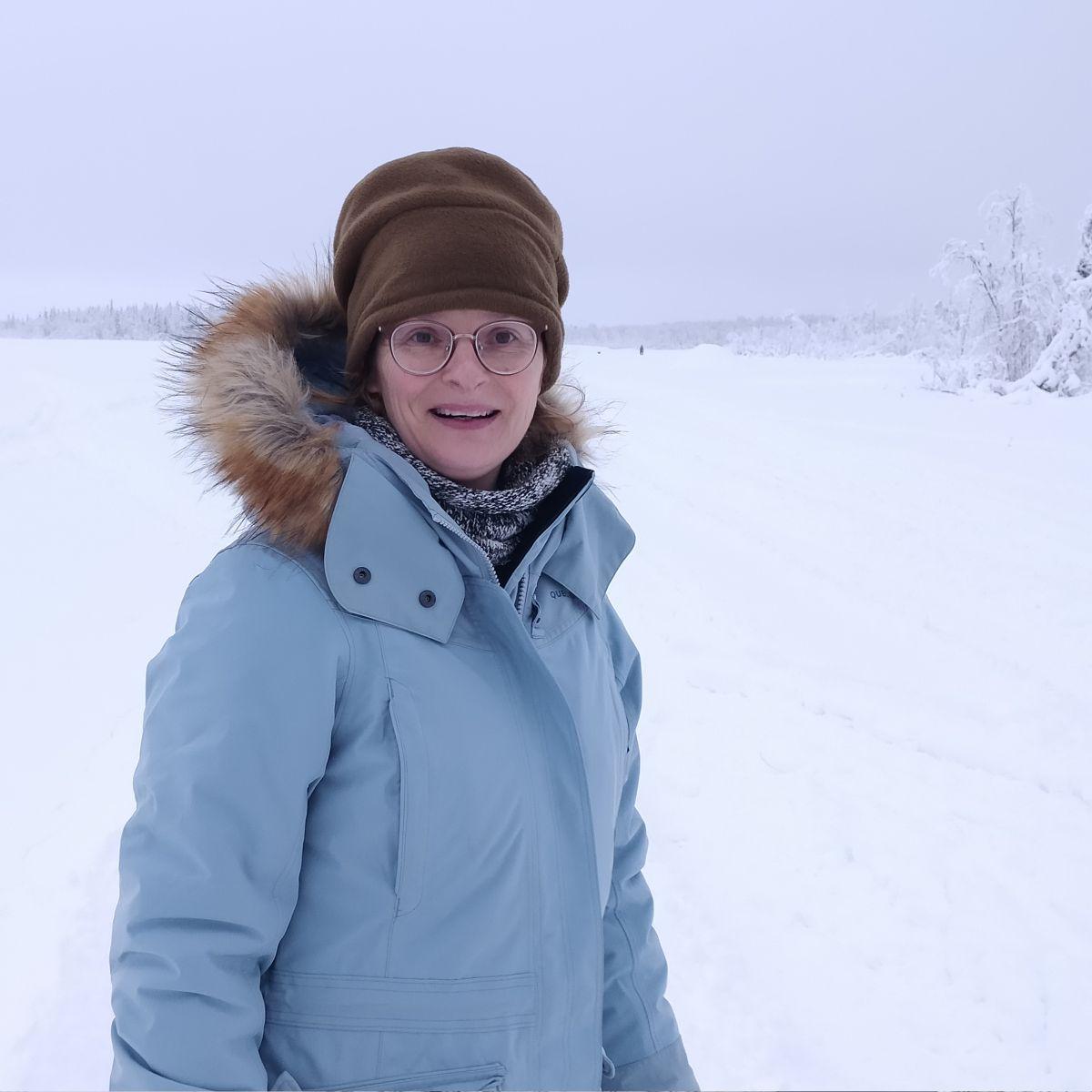 Belgische illustratrice in winterkleding tijdens poolnacht, Fins Lapland